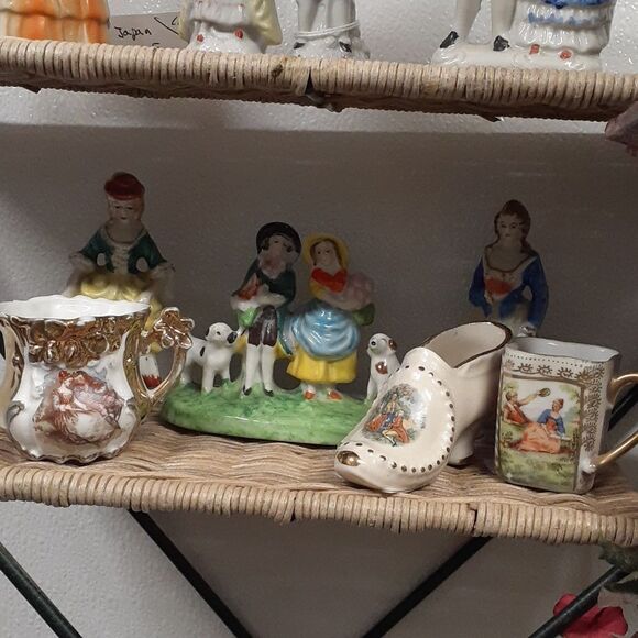 Lovely iron Heart with wicker shelving decorated with lucious red and white rose - Picture 4 of 6